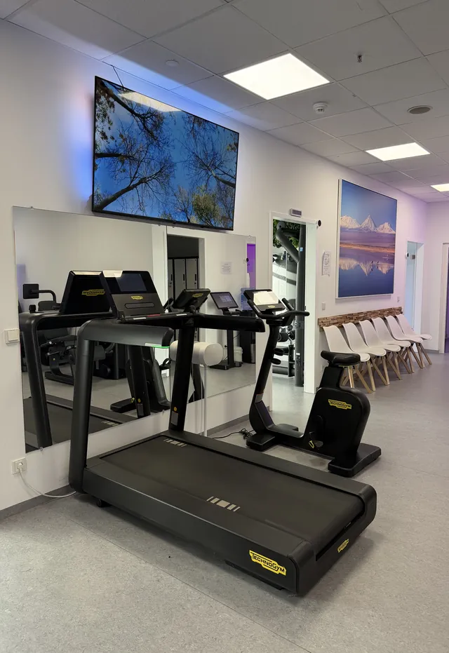 Laufband und Ergometer im Trainingsbereich